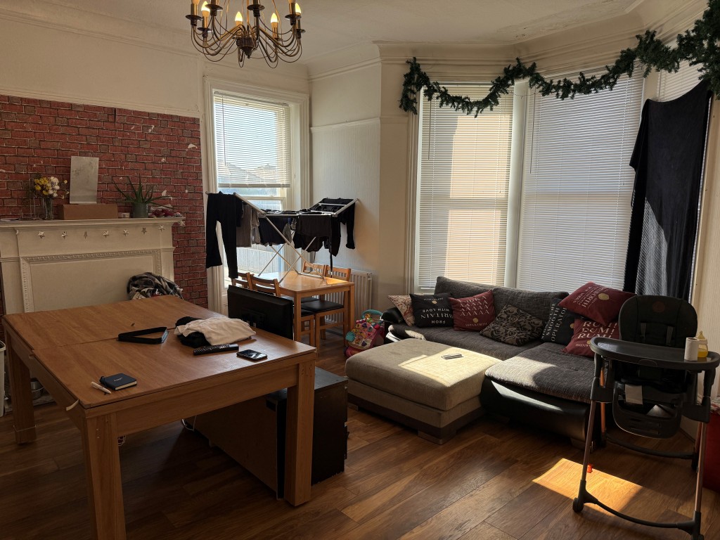 Lot: 71 - THREE-BEDROOM FLAT FOR INVESTMENT CLOSE TO SEAFRONT - Open plan kitchen living room